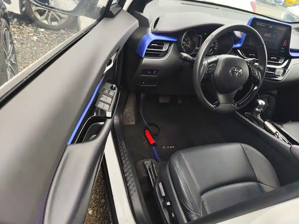 Toyota C-HR 2020 — фото 12