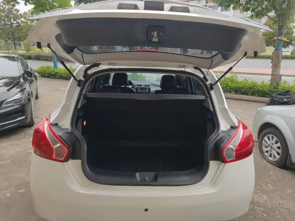 Nissan Tiida 2015 — фото 19