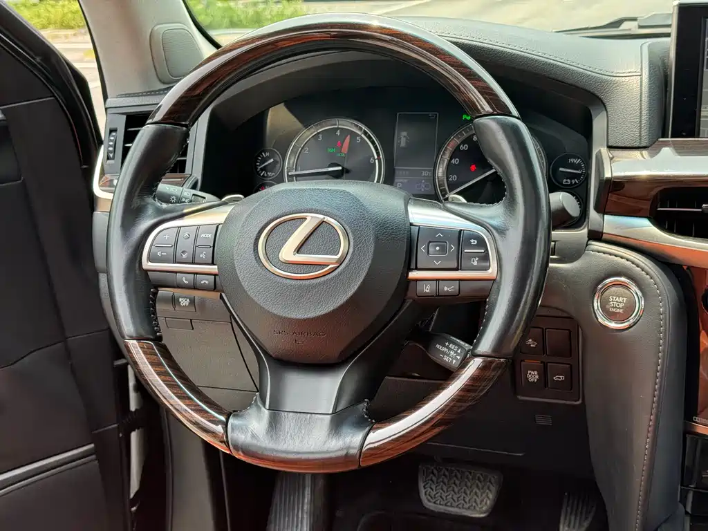 Lexus LX 2018 — фото 9