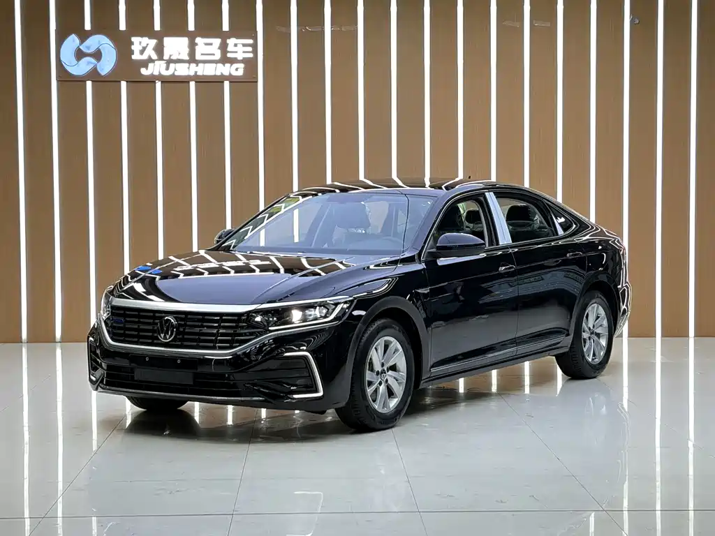 Volkswagen Passat PHEV 2025
