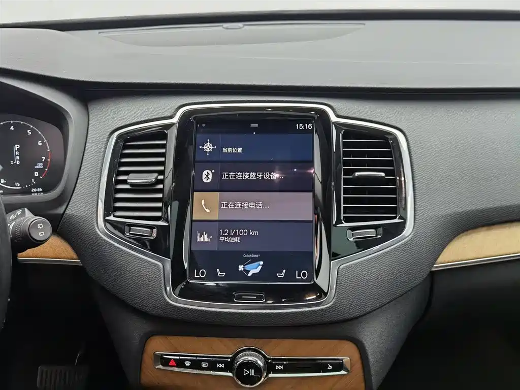 Volvo XC90 2020 — фото 12