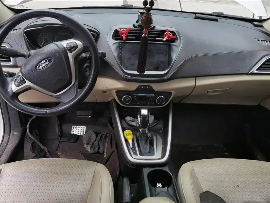 Ford Escort 2015 — фото 12