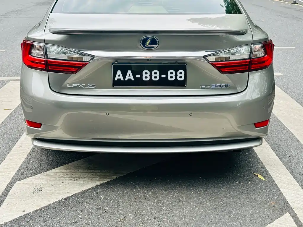 Lexus ES 2018 — фото 10