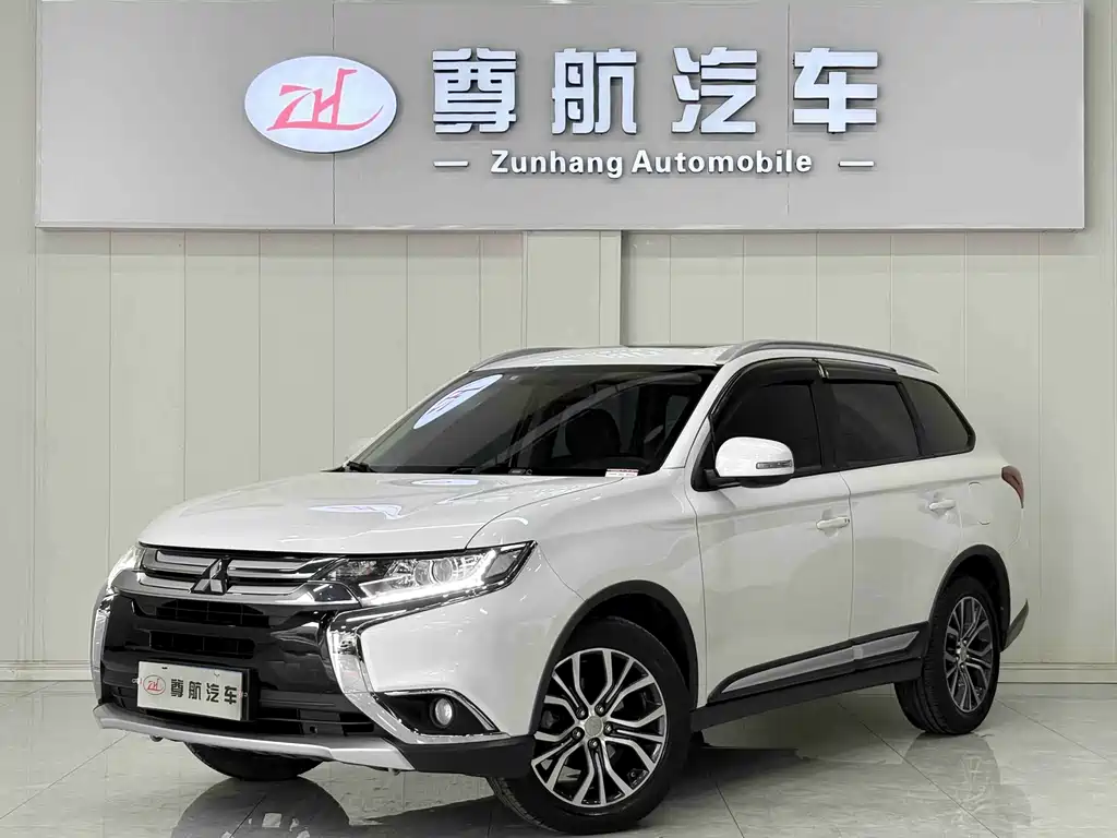 Mitsubishi Outlander 2017 — фото 1
