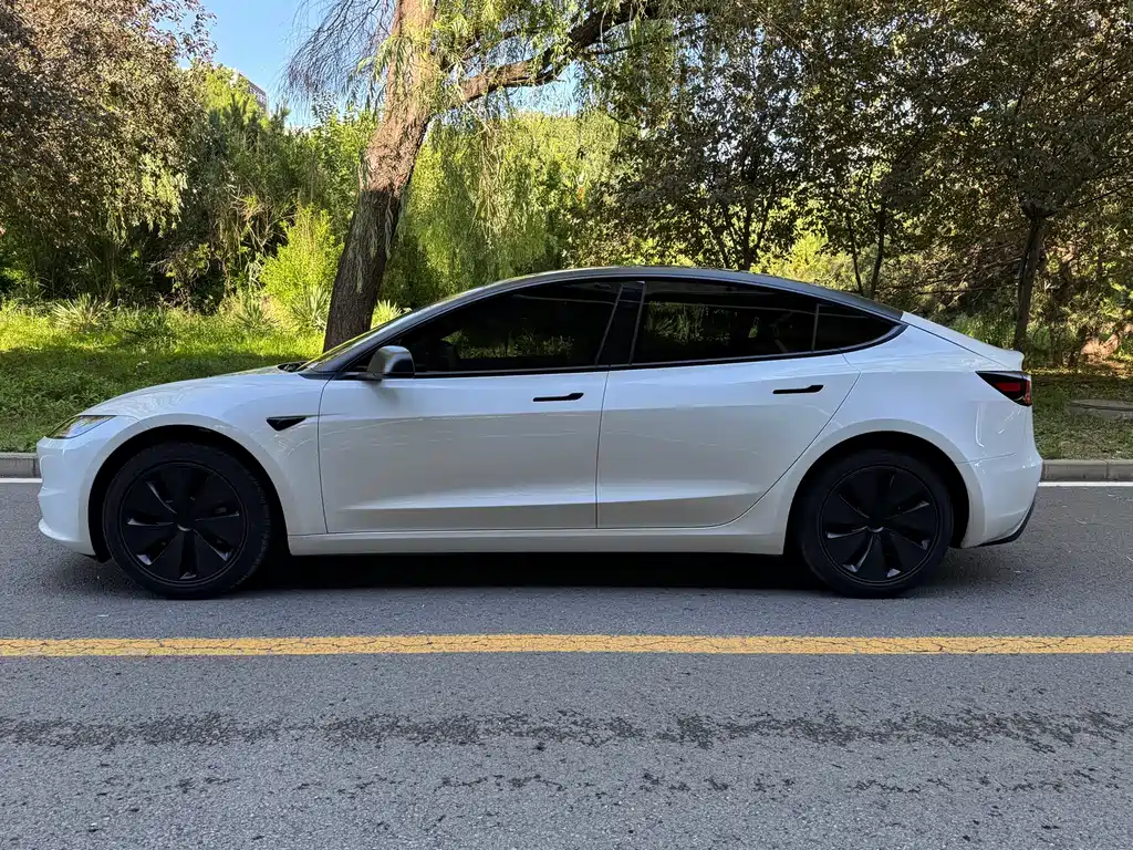 Tesla Model 3 2026 — фото 16