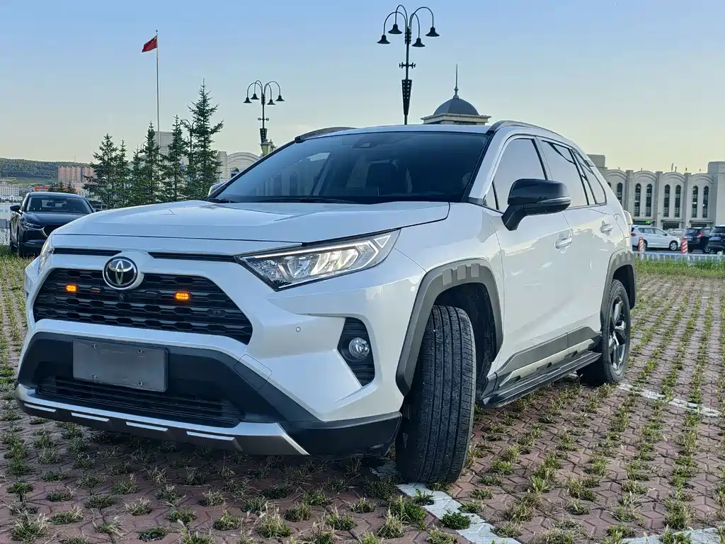 Toyota RAV4 2023 — фото 1