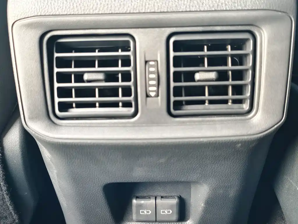 Toyota RAV4 2023 — фото 18