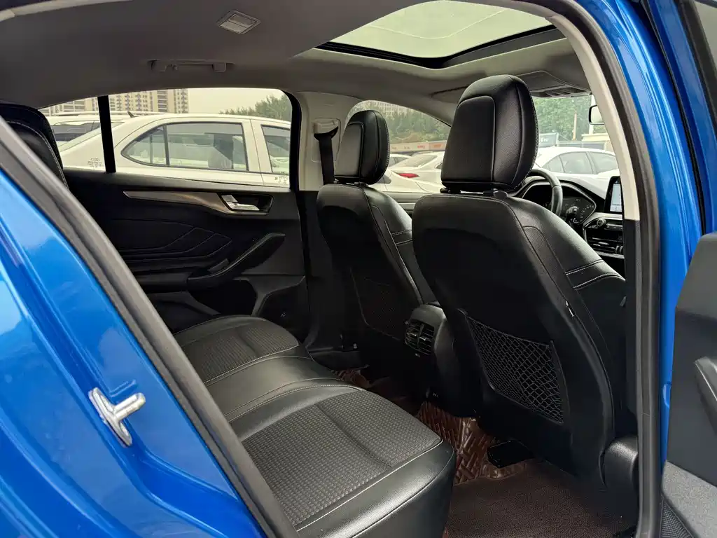 Ford Focus 2019 — фото 16