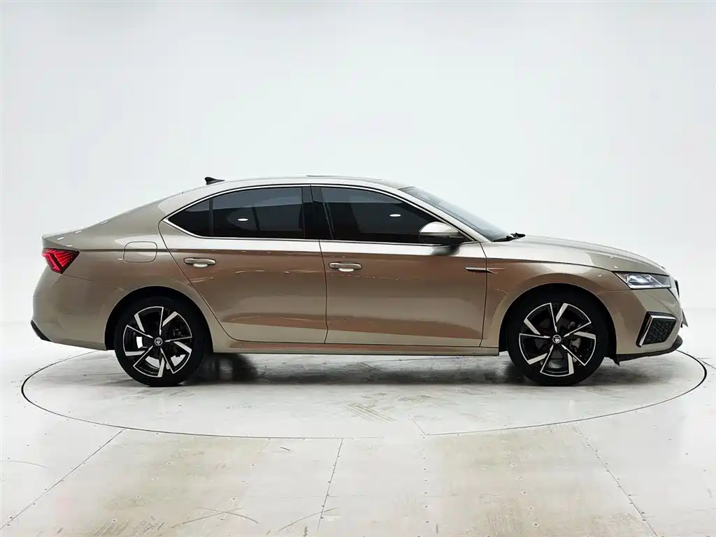 Skoda Octavia 2021 — фото 9