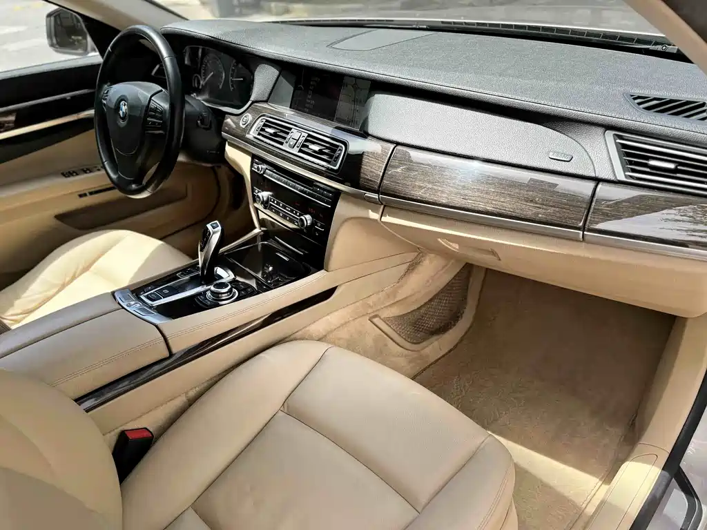 BMW 7 Series 2011 — фото 15