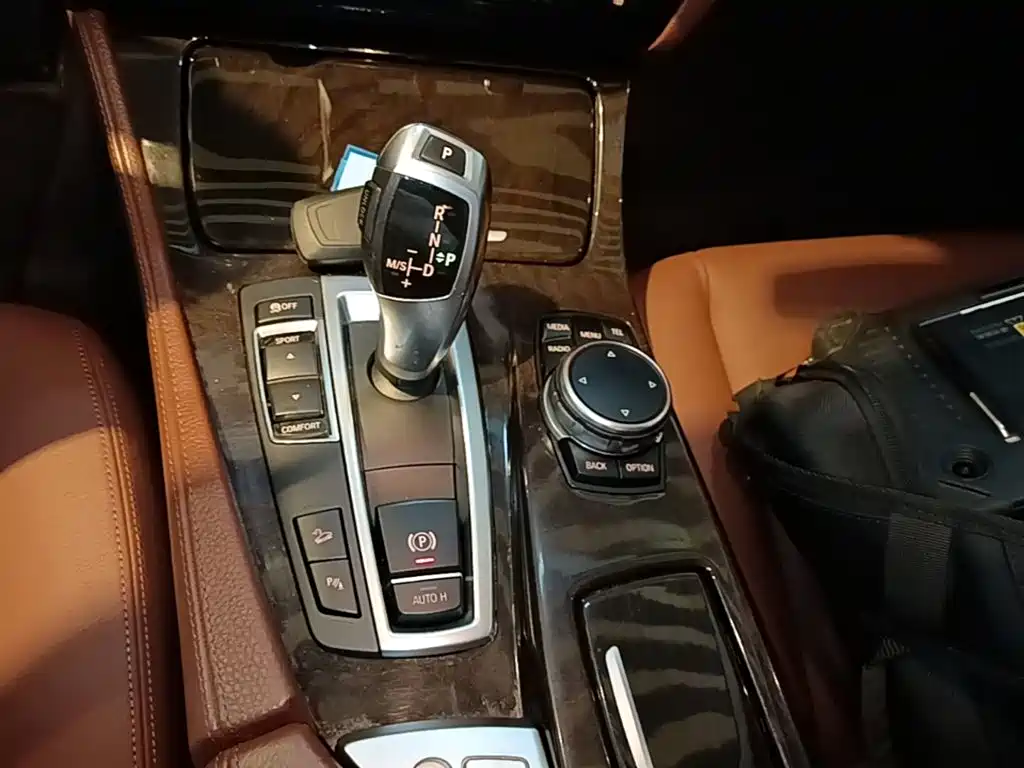 BMW 5 Series 2015 — фото 14