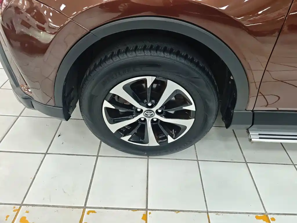 Toyota RAV4 2017 — фото 25