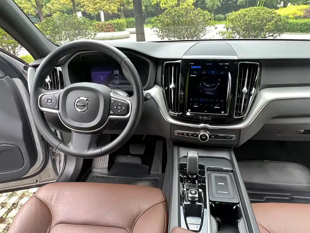 Volvo XC60 2022 — фото 9
