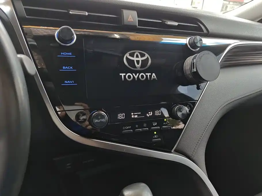 Toyota Camry 2019 — фото 13