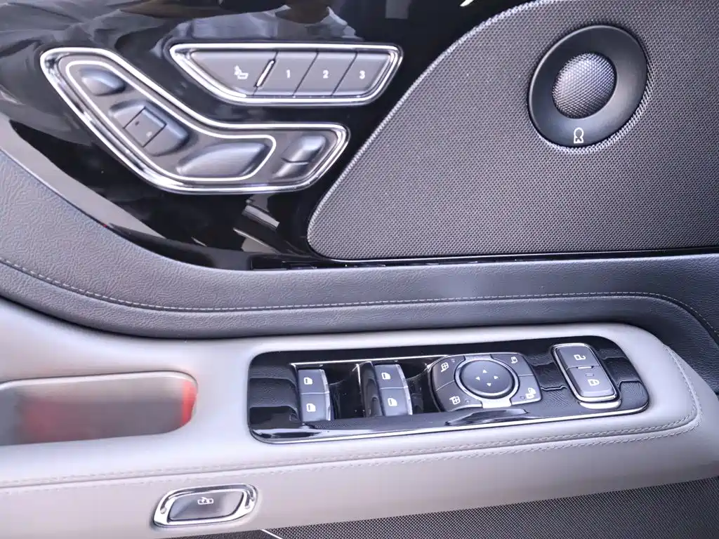 Lincoln Aviator 2025 — фото 17