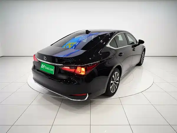 Lexus ES 2022