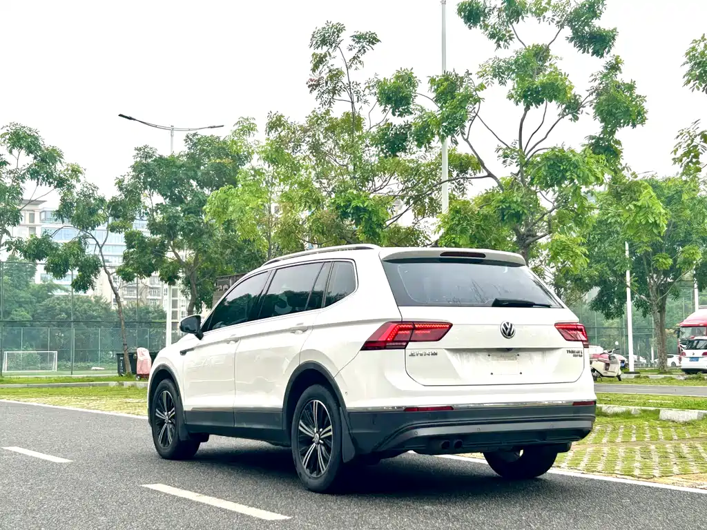 Volkswagen Tiguan L 2017 — фото 8