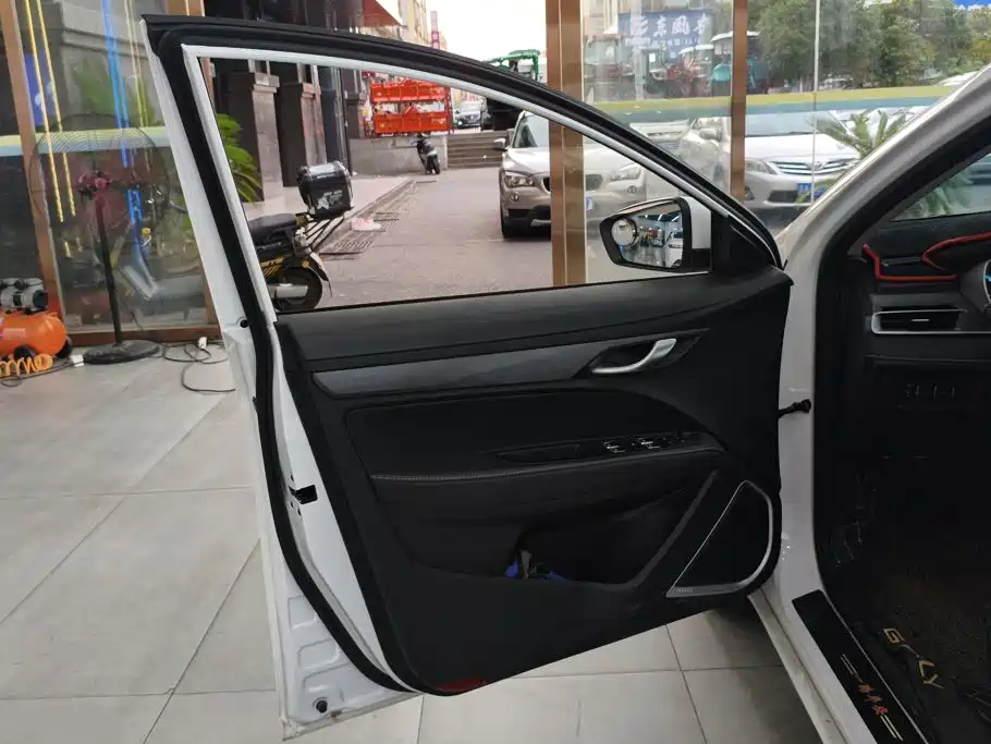Geely Emgrand 2022