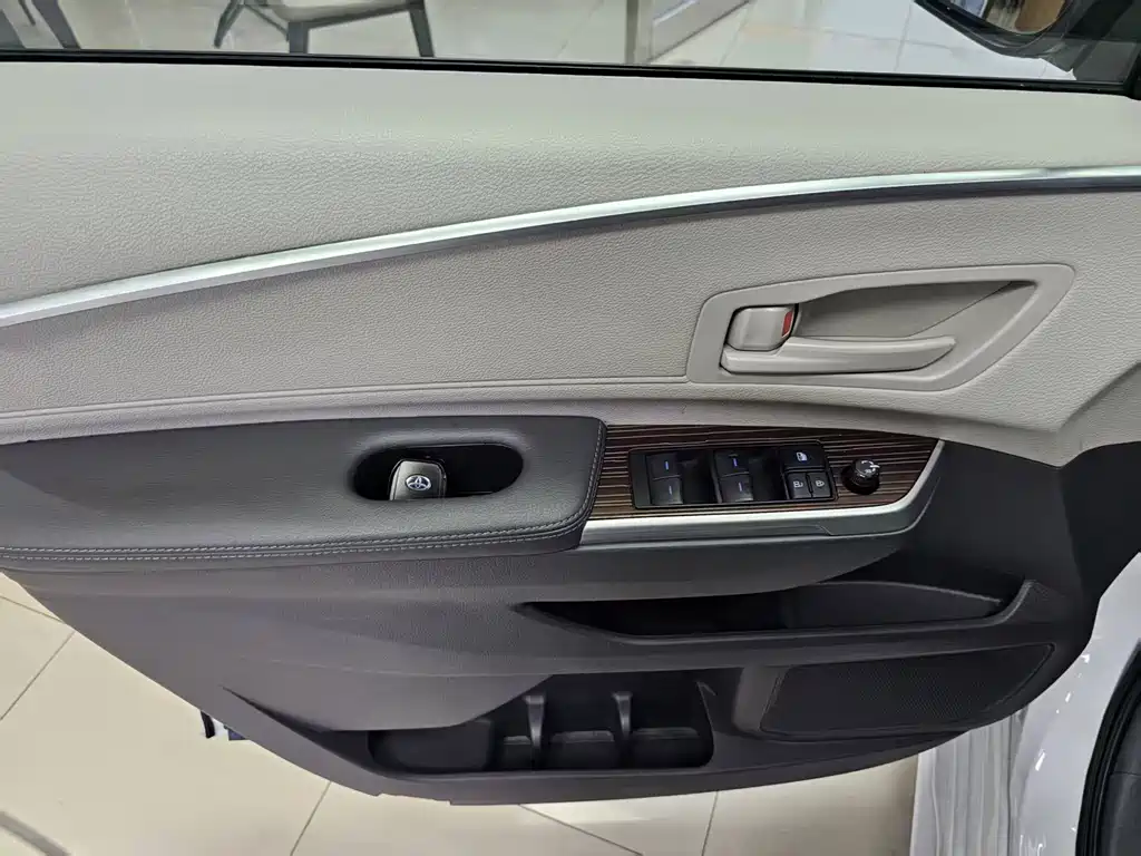 Toyota Sienna 2023 — фото 7