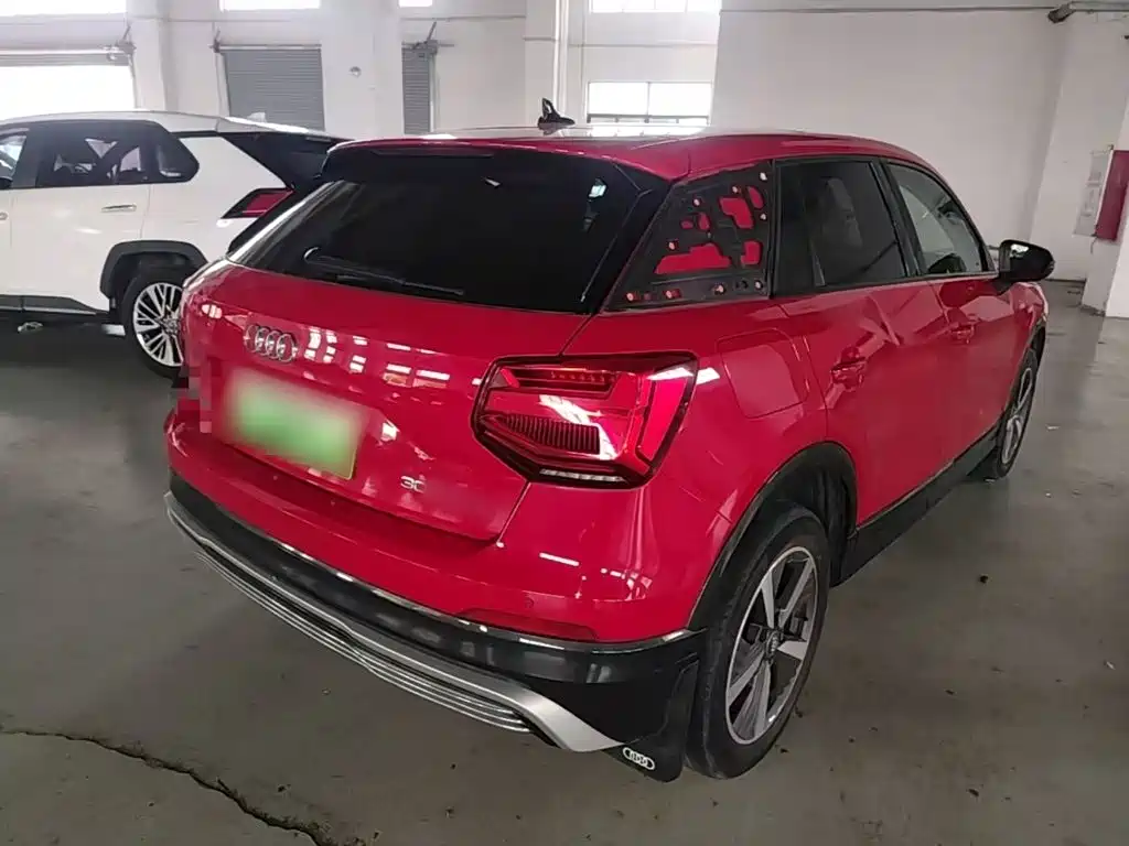 Audi Q2L e-tron 2020 — фото 25