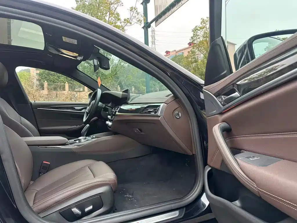 BMW 5 Series 2020 — фото 15