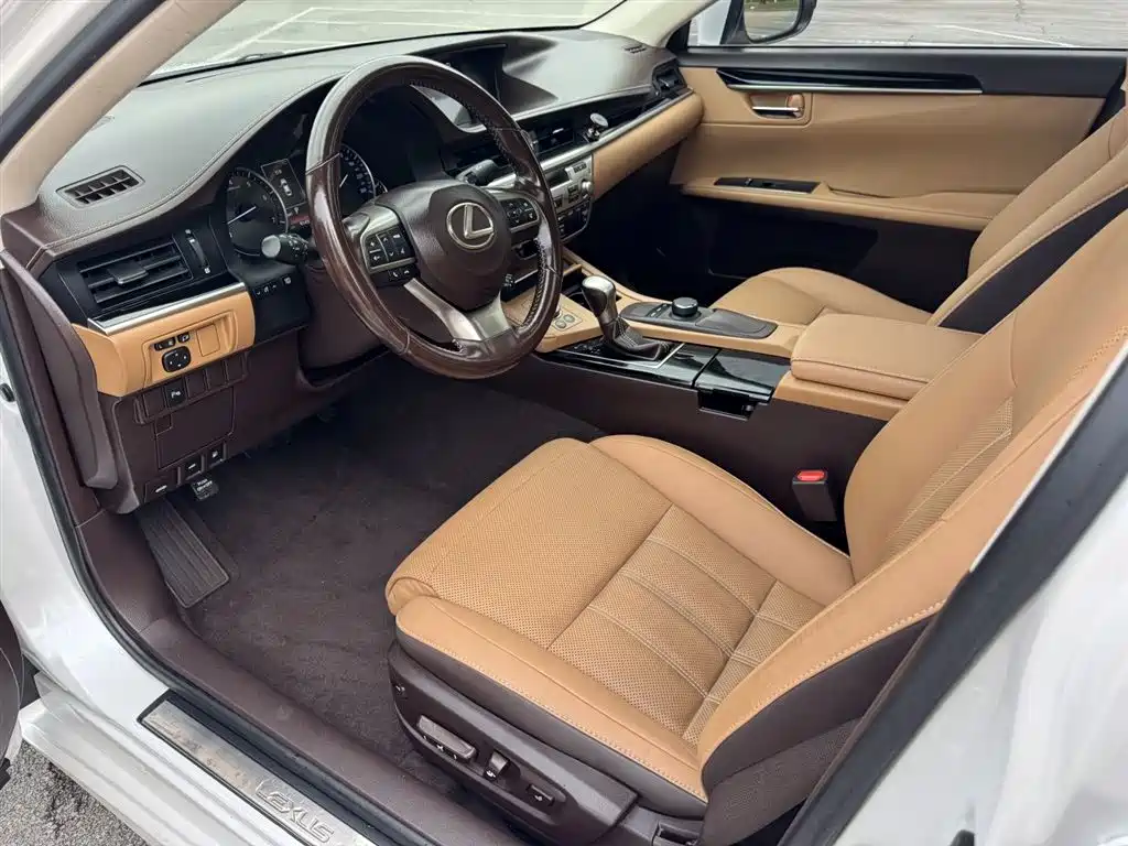 Lexus ES 2016 — фото 12