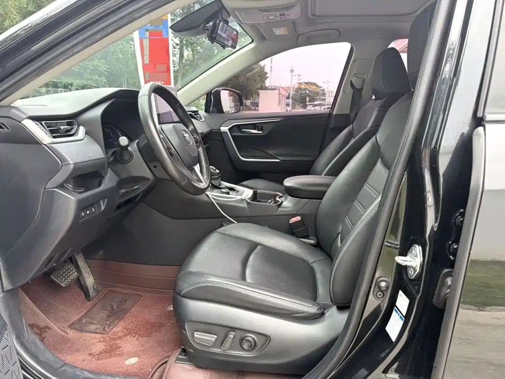 Toyota RAV4 2023 — фото 13