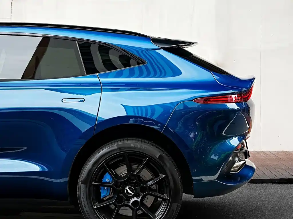 Aston Martin DBX 2021 — фото 7