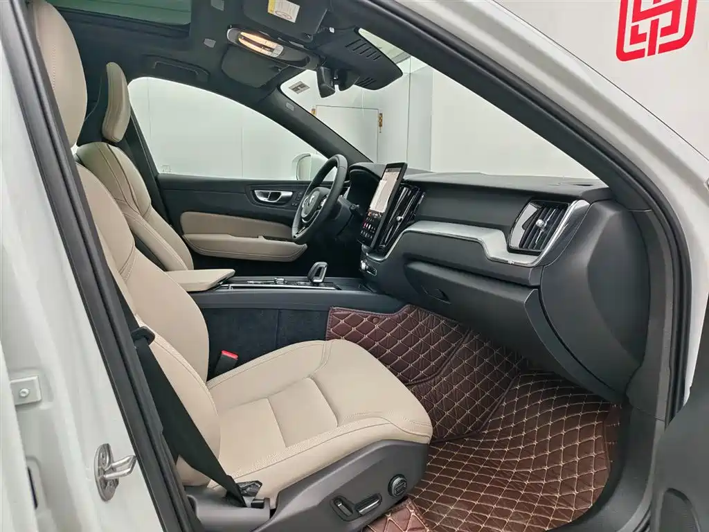 Volvo XC60 2025 — фото 12