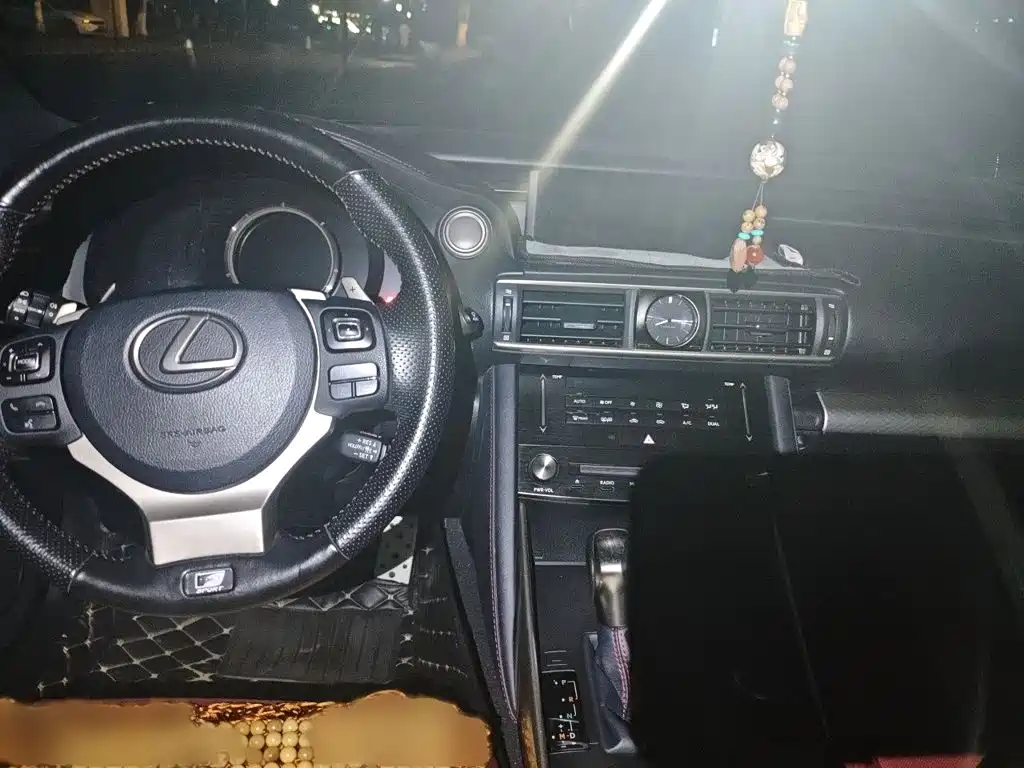 Lexus IS 2018 — фото 13