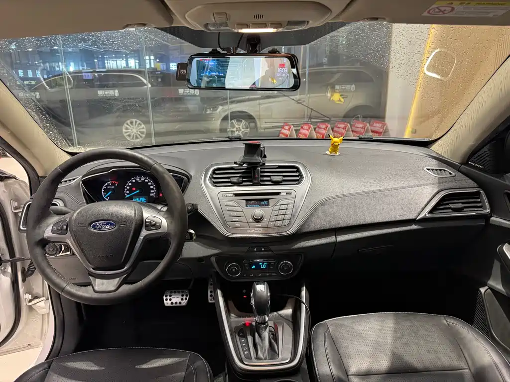 Ford Escort 2015 — фото 12