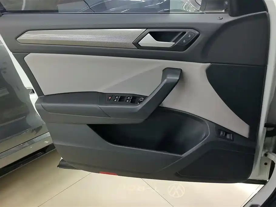 Volkswagen T-Roc 2023 — фото 7