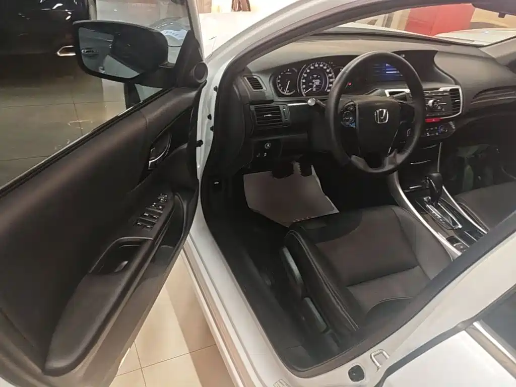 Honda Accord 2018 — фото 16