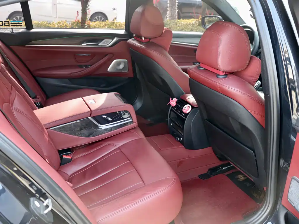 BMW 5 Series 2018 — фото 12