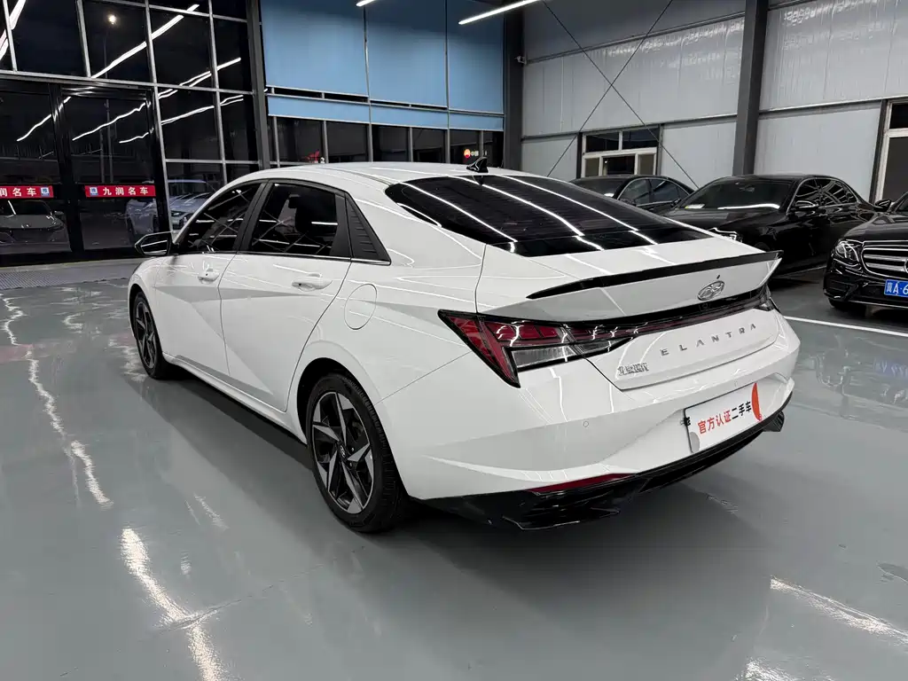 Hyundai Elantra 2022 — фото 11