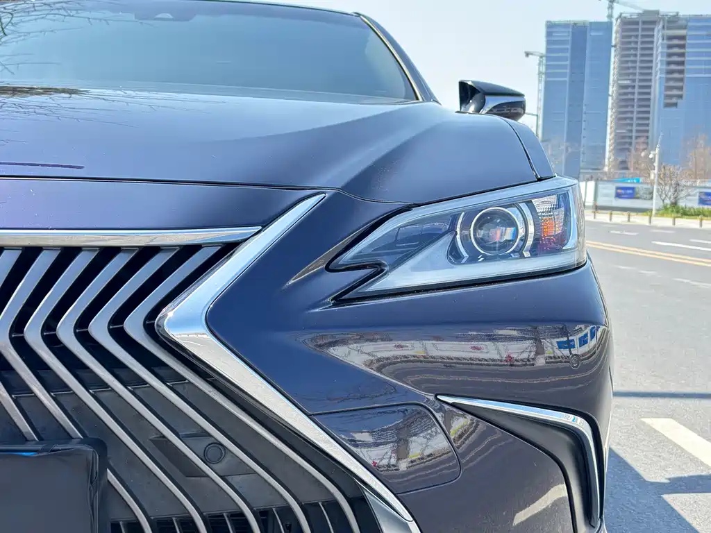 Lexus ES 2019 — фото 39