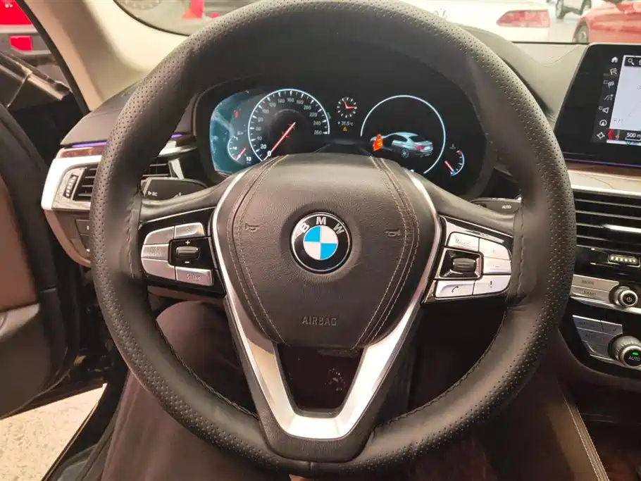 BMW 5 Series 2018 — фото 15