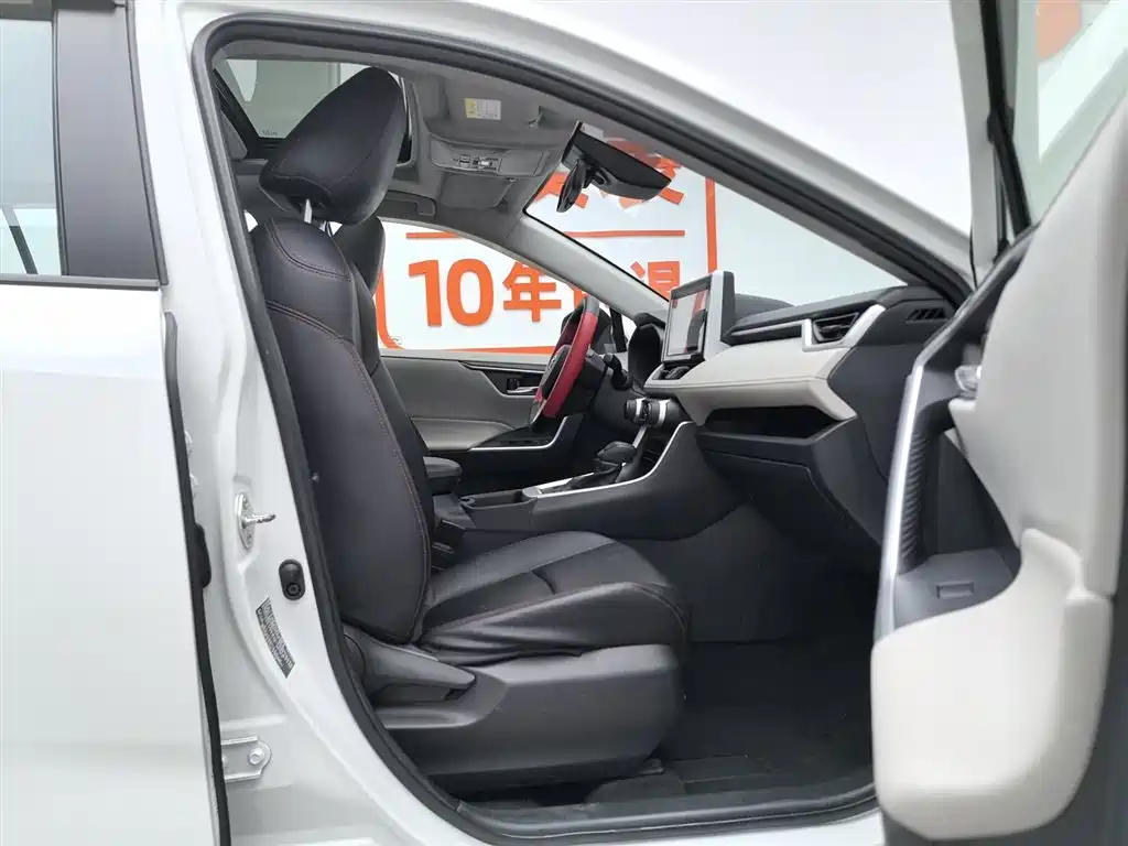 Toyota RAV4 2019 — фото 23