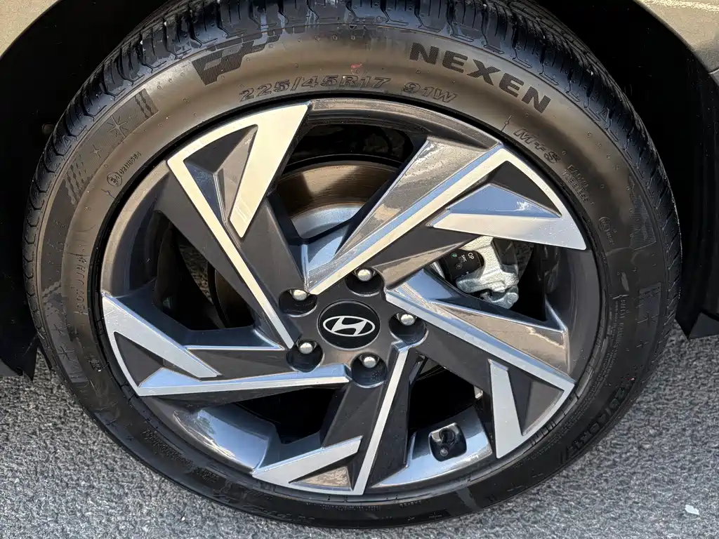 Hyundai Elantra 2023 — фото 17