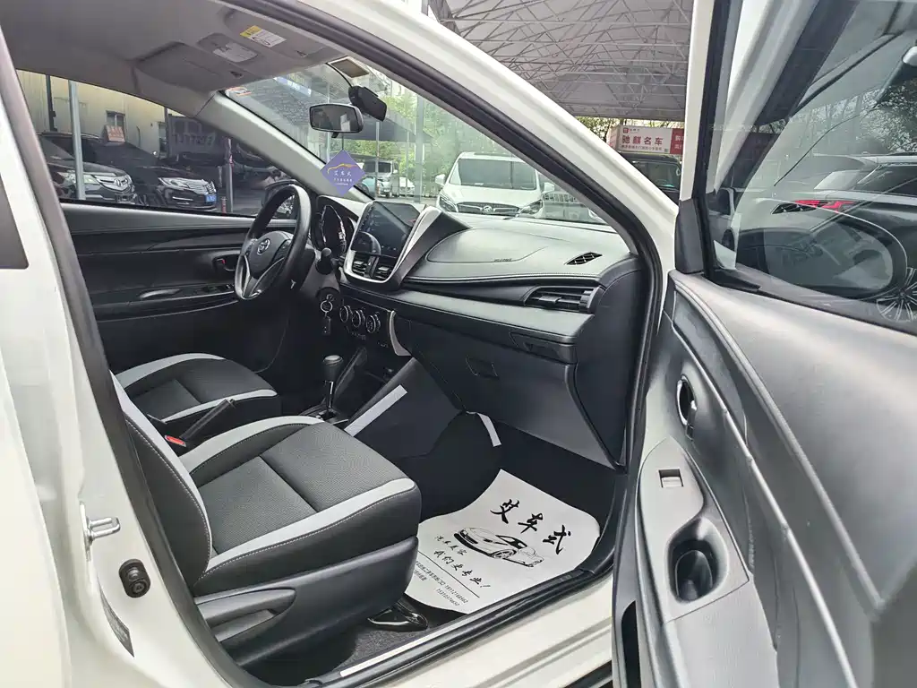 Toyota Yaris L 2023 — фото 9