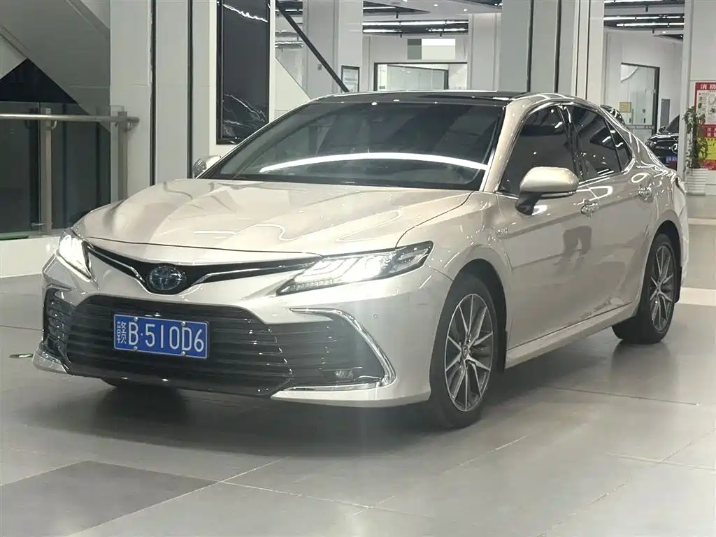Toyota Camry 2021 — фото 1