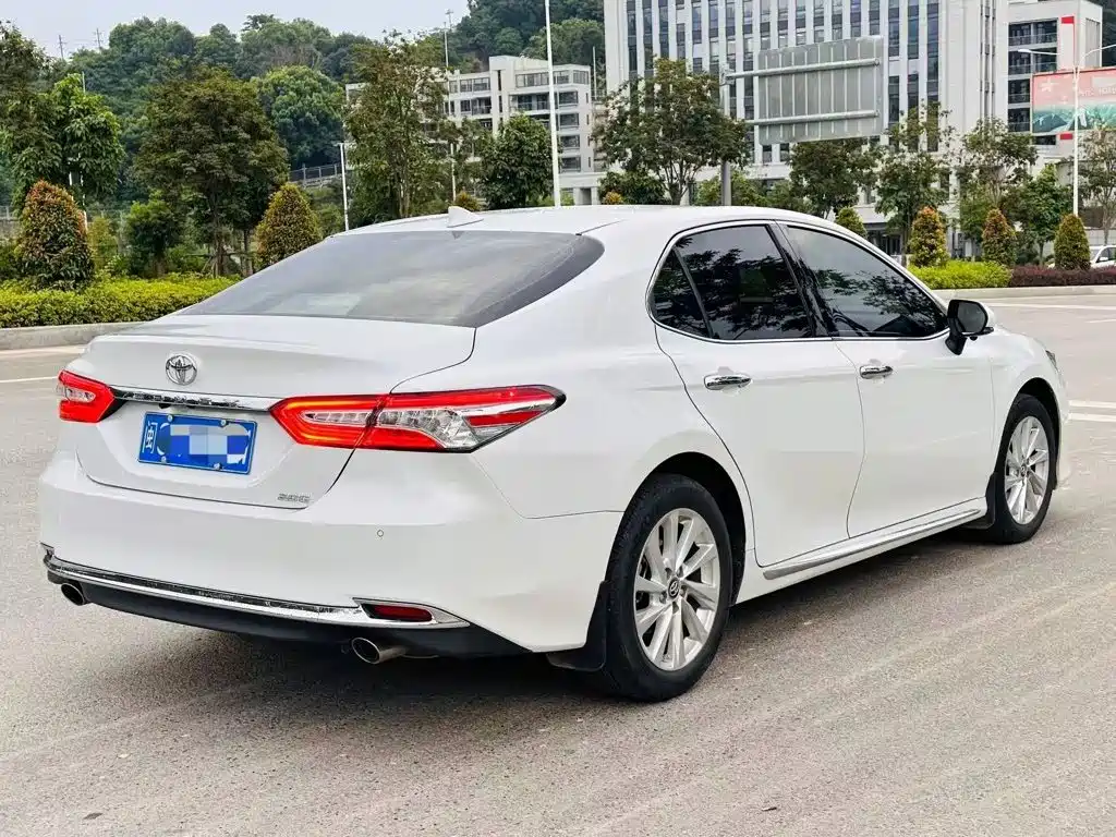 Toyota Camry 2023 — фото 4