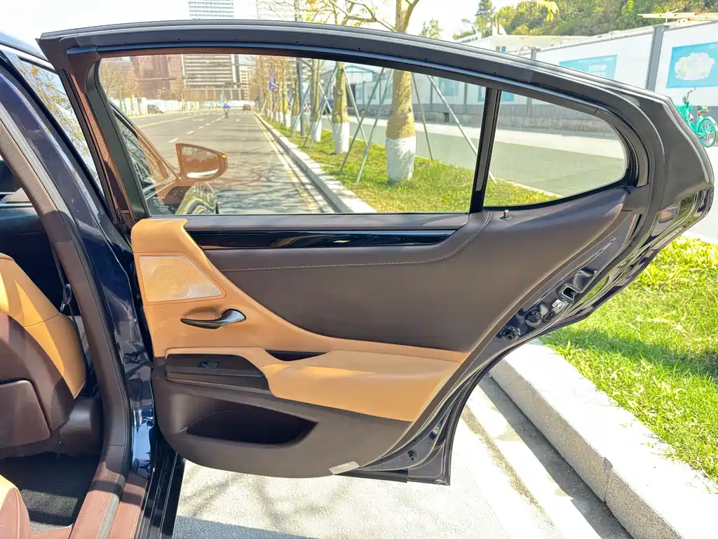 Lexus ES 2019 — фото 16