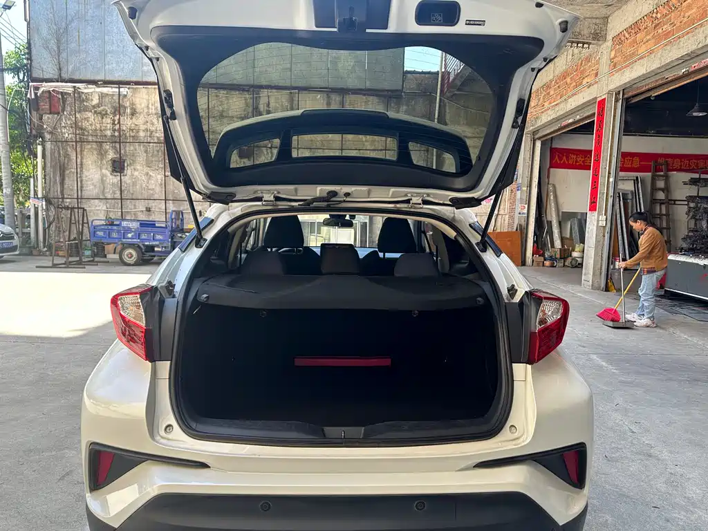 Toyota C-HR 2019 — фото 6