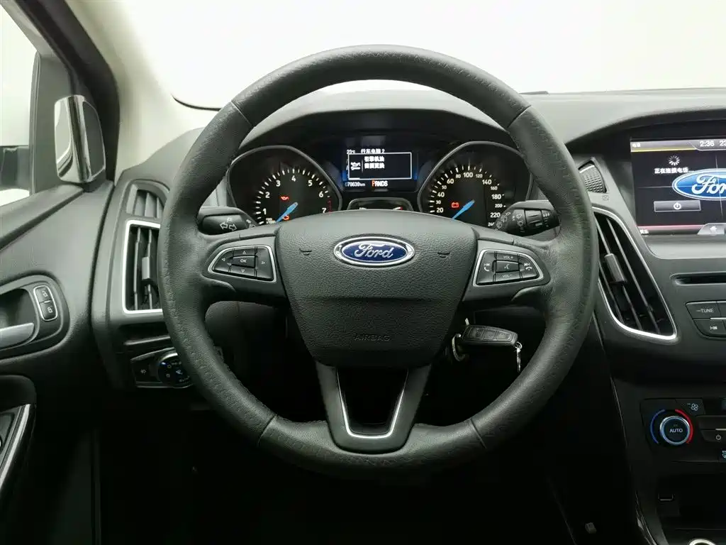 Ford Focus 2015 — фото 11