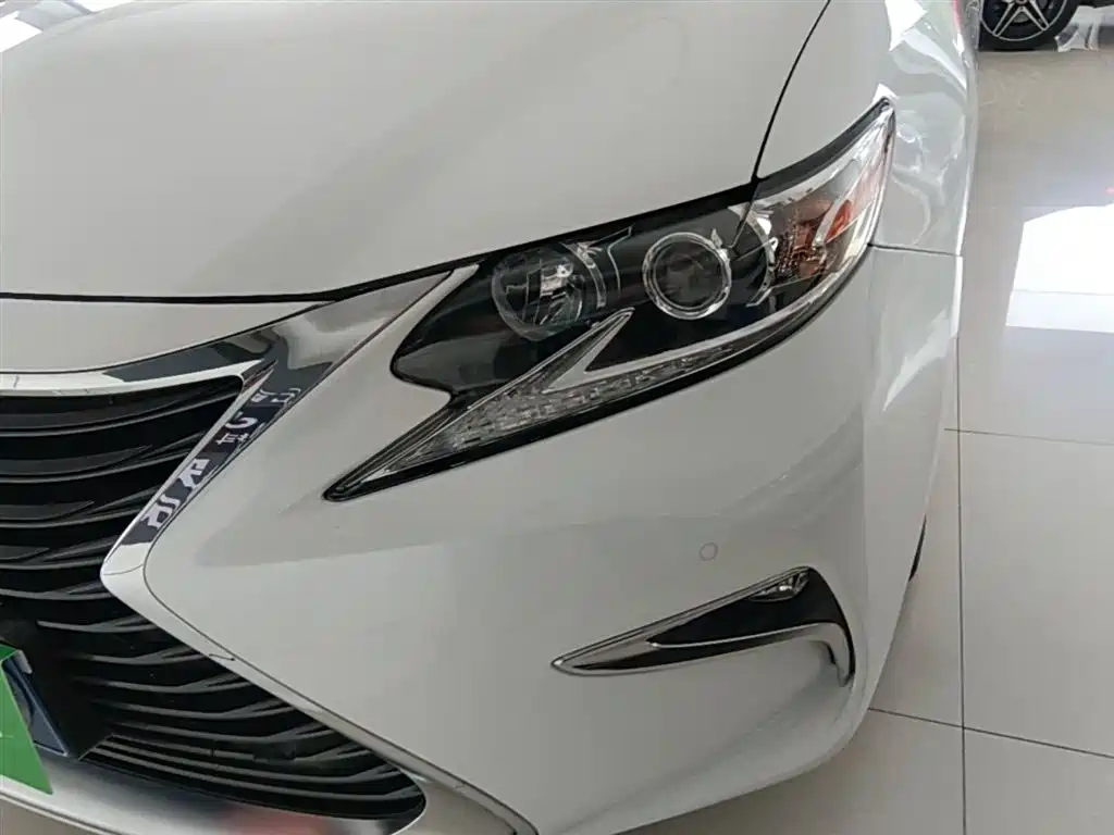 Lexus ES 2016 — фото 24
