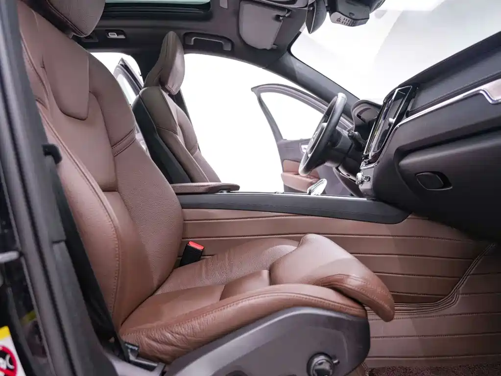 Volvo XC60 2021 — фото 25