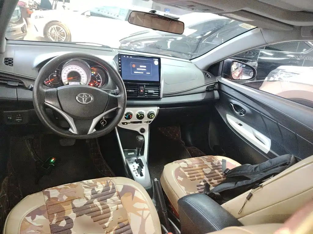 Toyota Yaris L 2015 — фото 10