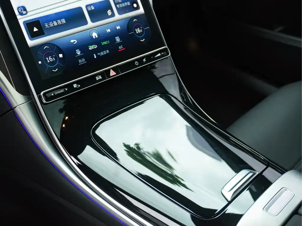 Mercedes-Benz C-Class 2023 — фото 11