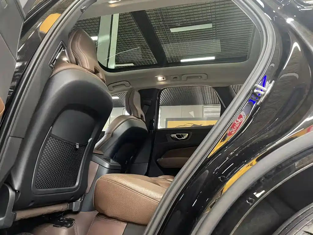 Volvo XC60 2020 — фото 12
